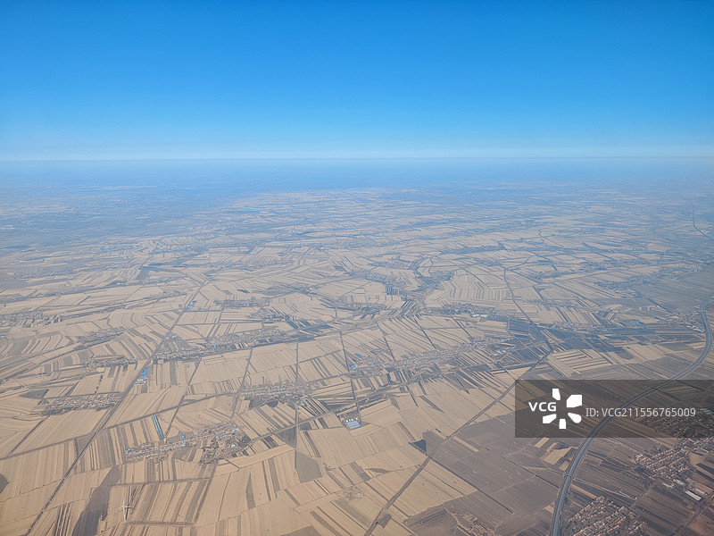 飞机飞行在长春市德惠市上空图片素材