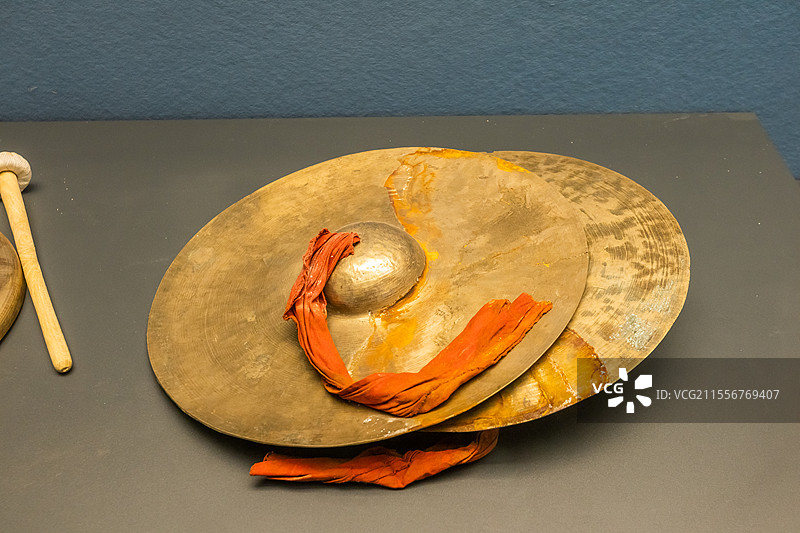 青海省博物馆皮影道具铜钹图片素材