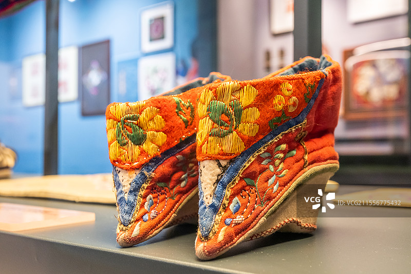 青海省博物馆土族红布绣花三寸金莲鞋现代图片素材