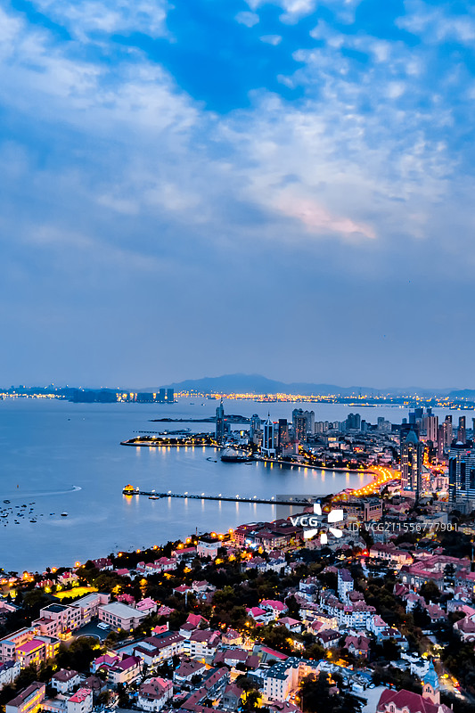 中国山东青岛栈桥和市南区德式建筑天际线夜景航拍图片素材