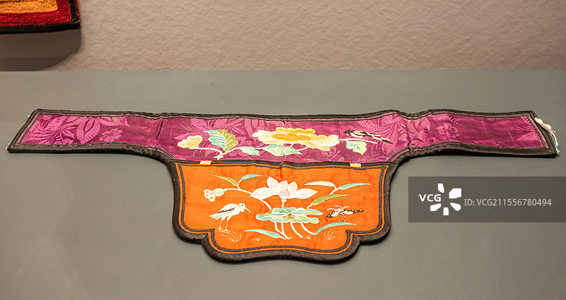 青海省博物馆撒拉族刺绣钱袋现代图片素材