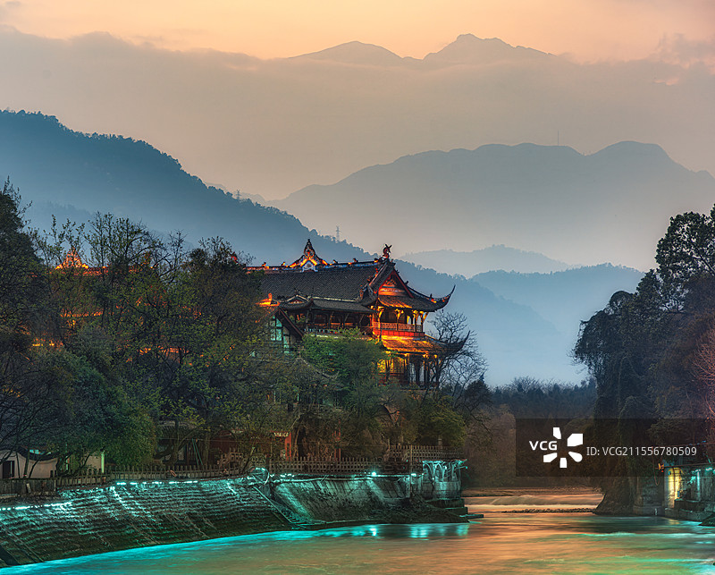 中国四川成都都江堰景区宝瓶口夜景图片素材