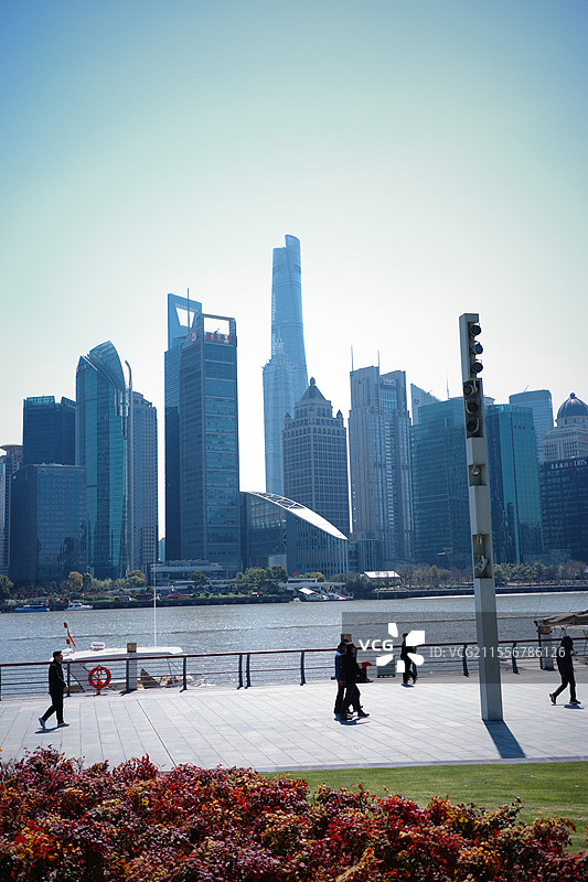 晴天室外散步图片素材