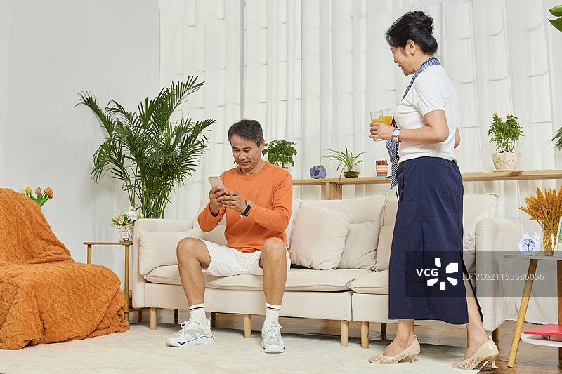 手拿橙果汁的老年夫妻图片素材