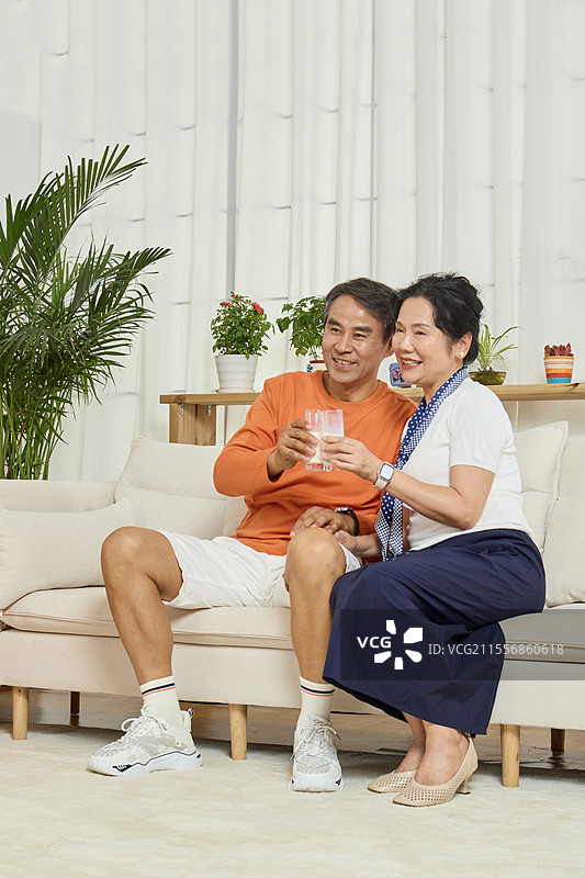 一起喝牛奶的老年夫妻图片素材
