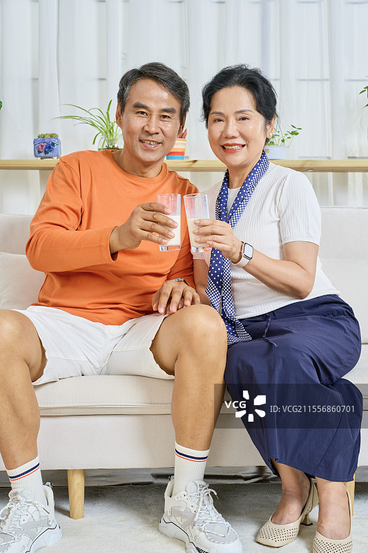 一起喝牛奶的老年夫妻图片素材