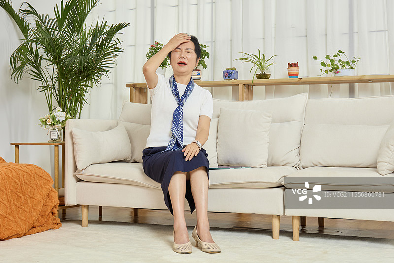 感觉头疼不舒服的老年女性图片素材