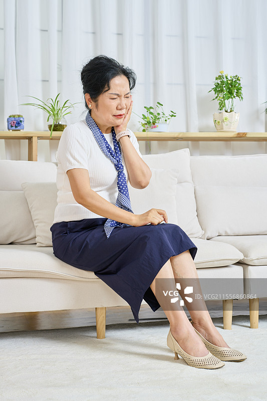 身体感觉不舒服的老年女性图片素材