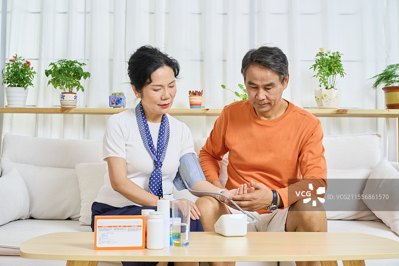 给彼此测血压的的老年夫妻图片素材