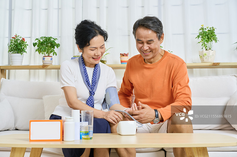 给彼此测血压的的老年夫妻图片素材