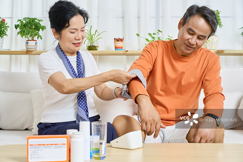 给彼此测血压的的老年夫妻图片素材
