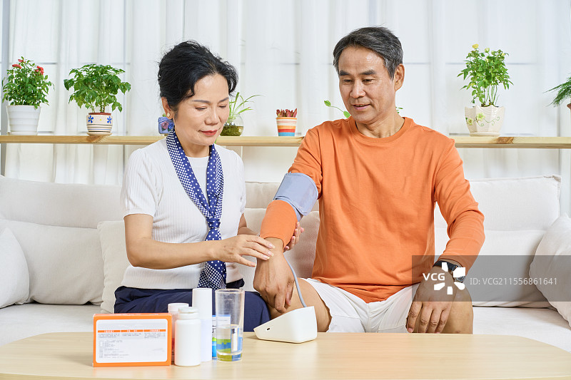 给彼此测血压的的老年夫妻图片素材