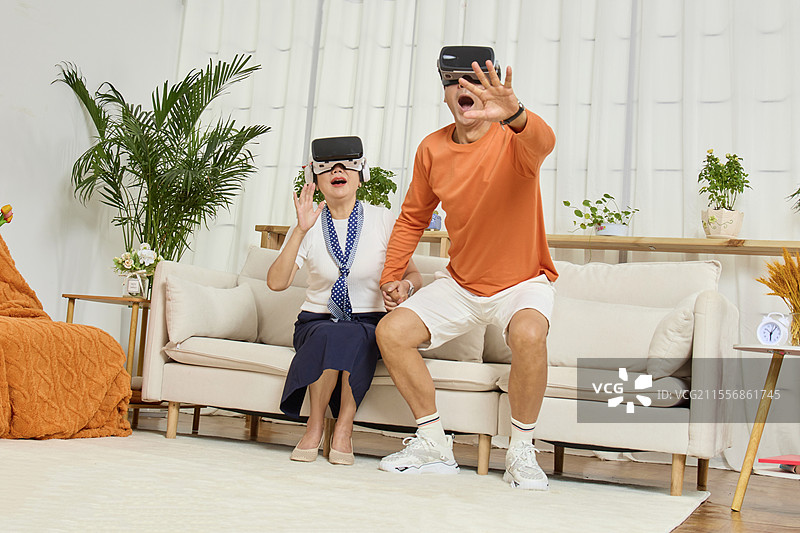 一起玩VR游戏的老年夫妻图片素材