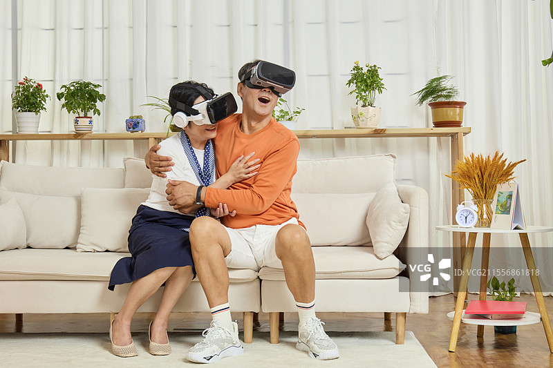 一起看VR视频的老年夫妻图片素材