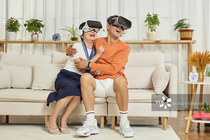 一起看VR视频的老年夫妻图片素材