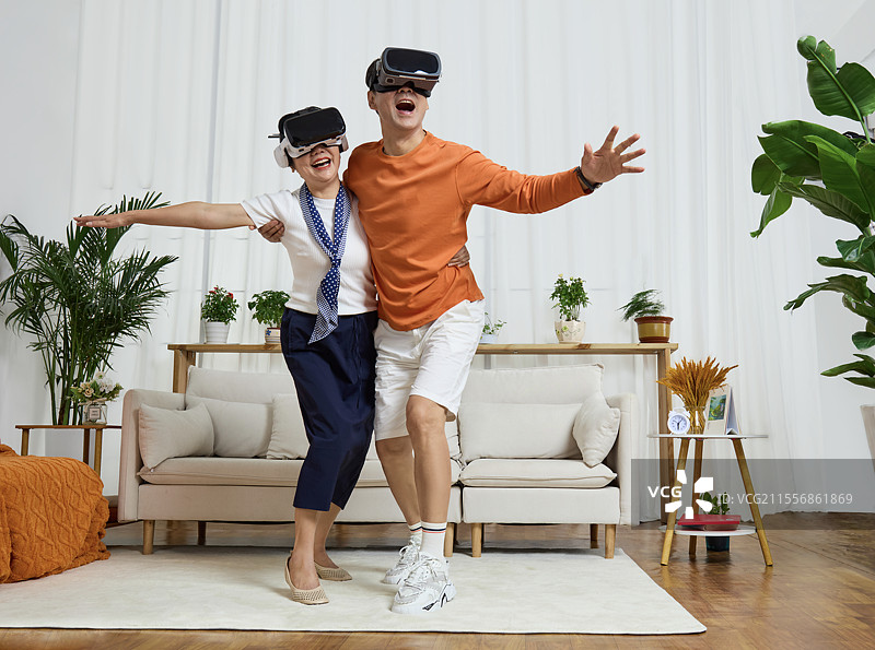一起玩VR游戏的老年夫妻图片素材