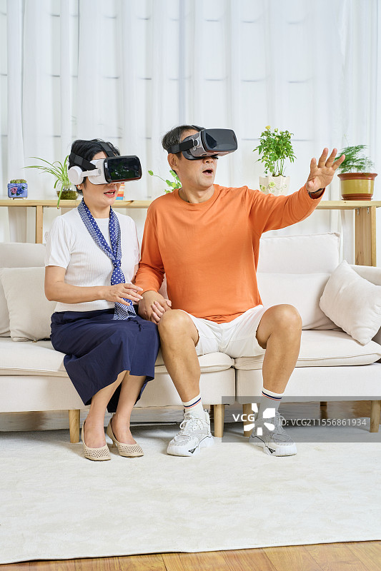 一起玩VR游戏的老年夫妻图片素材