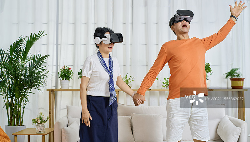 一起玩VR游戏的老年夫妻图片素材