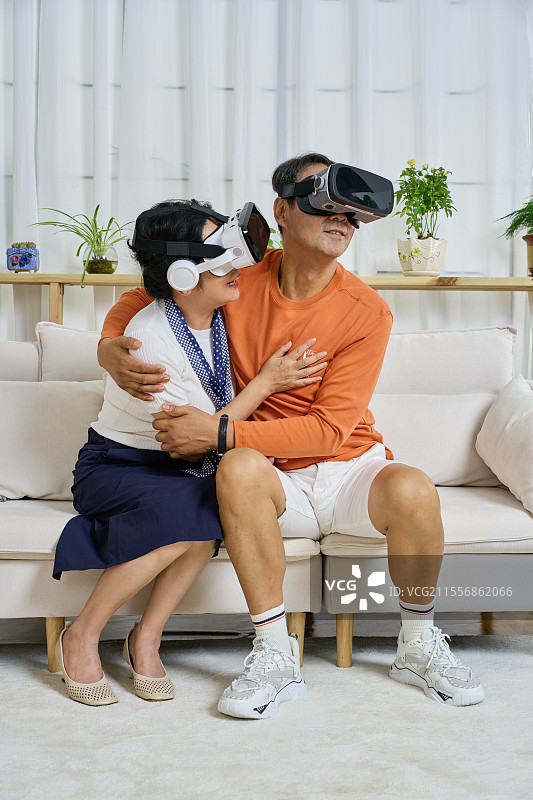 一起看VR视频的老年夫妻图片素材