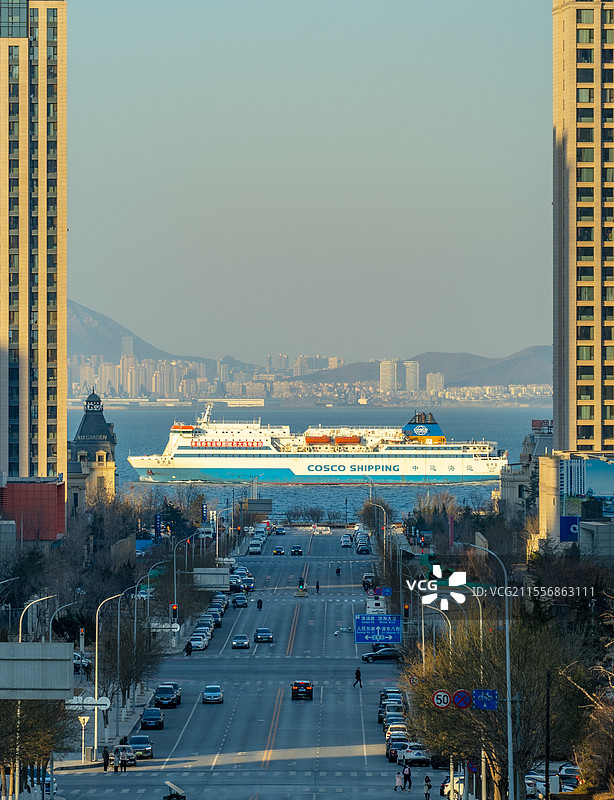 城市车流穿梭，海运巨轮远航，山海相映成趣。图片素材