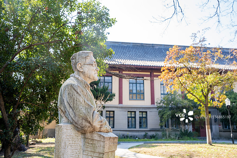 南京师范大学随园校区文学院徐复教授雕像图片素材