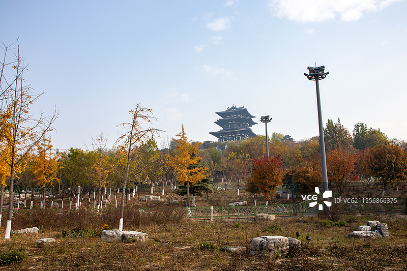 唐山市南湖公园秋日风光 晴空下的龙山阁图片素材
