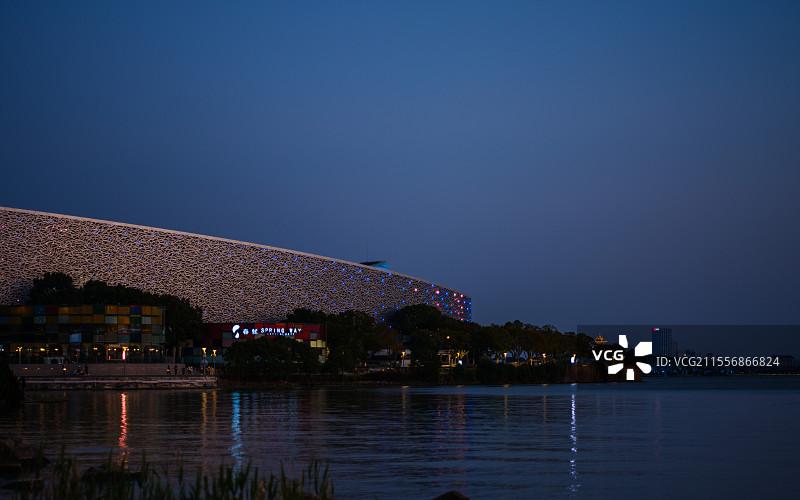 春天夕阳西下的金鸡湖图片素材