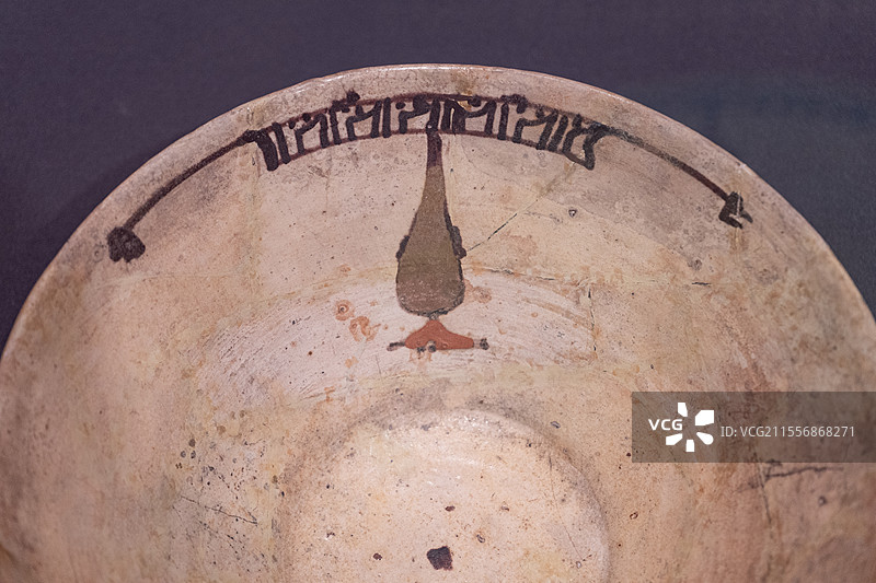 内沙布尔风格库法体铭文釉陶碗图片素材