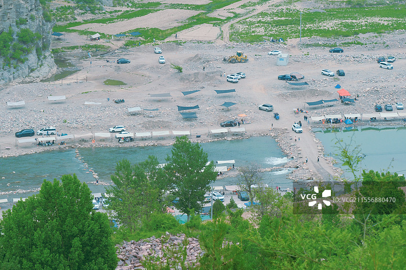 春天夏天青山绿水。河边。露营。自驾游。郊游的人图片素材