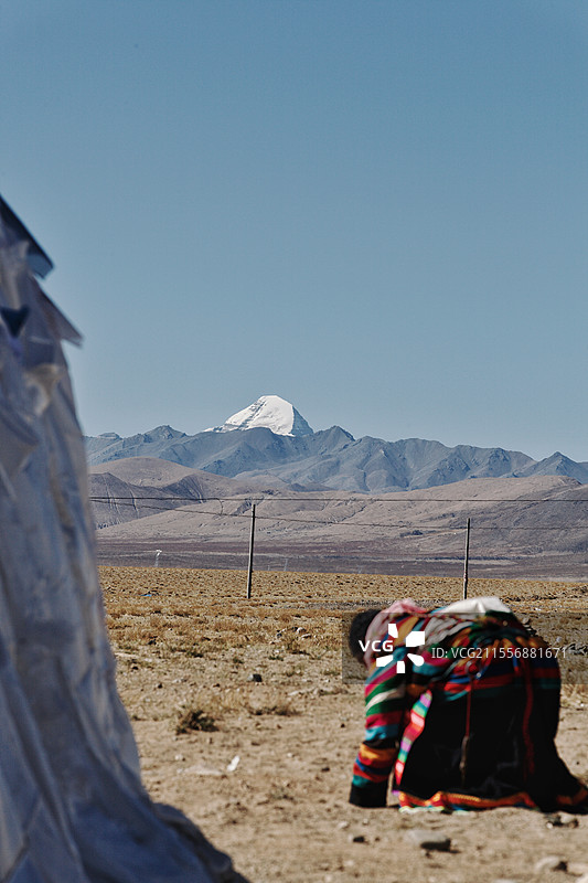 西藏冈仁波齐和虔诚的藏民，神山图片素材