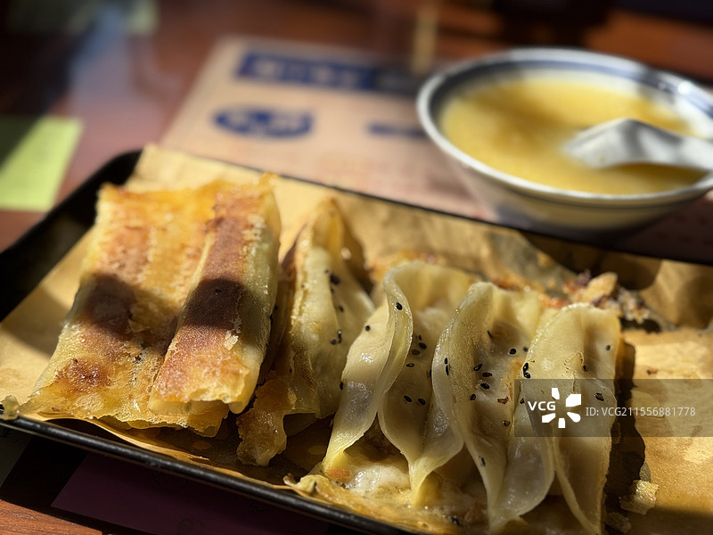 猪肉三鲜锅贴棒碴粥图片素材