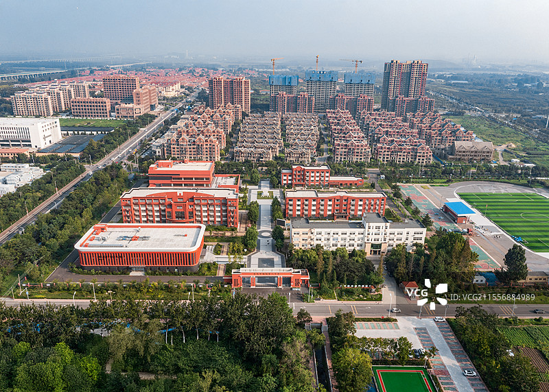 城乡结合部的小学鸟瞰图图片素材