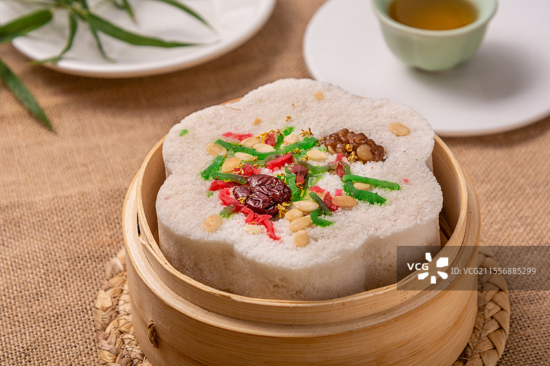 重阳节复古木桌上的重阳糕图片素材