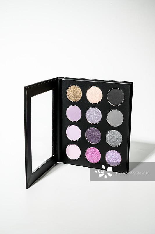 彩妆产品——黑色纸质盘12色细闪眼影盘图片素材