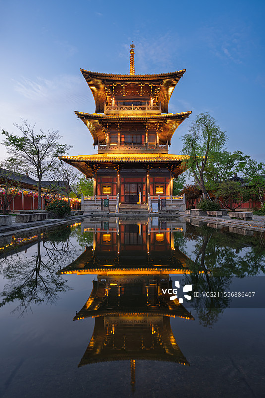 上海广富林遗址公园富林塔夜景-蓝调版图片素材