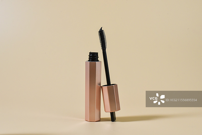 彩妆产品——粗刷头金属六棱柱黑色睫毛膏图片素材