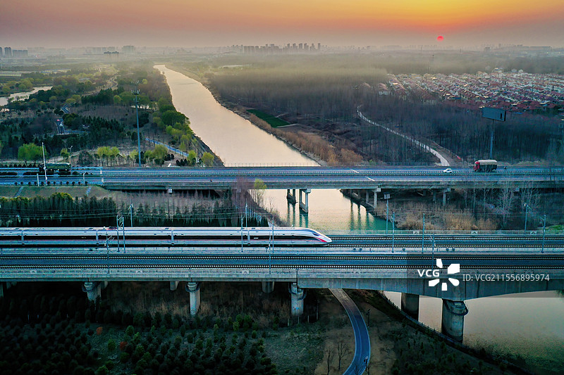 夕阳、农田与飞驰的高铁图片素材