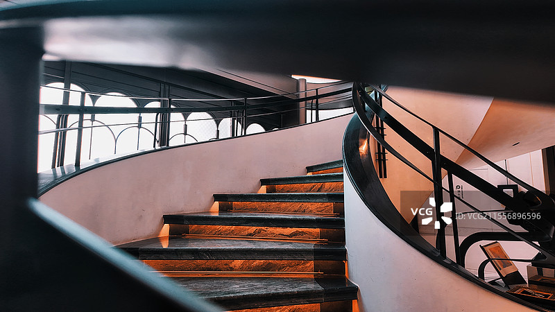 有故事的旋转楼梯图片素材