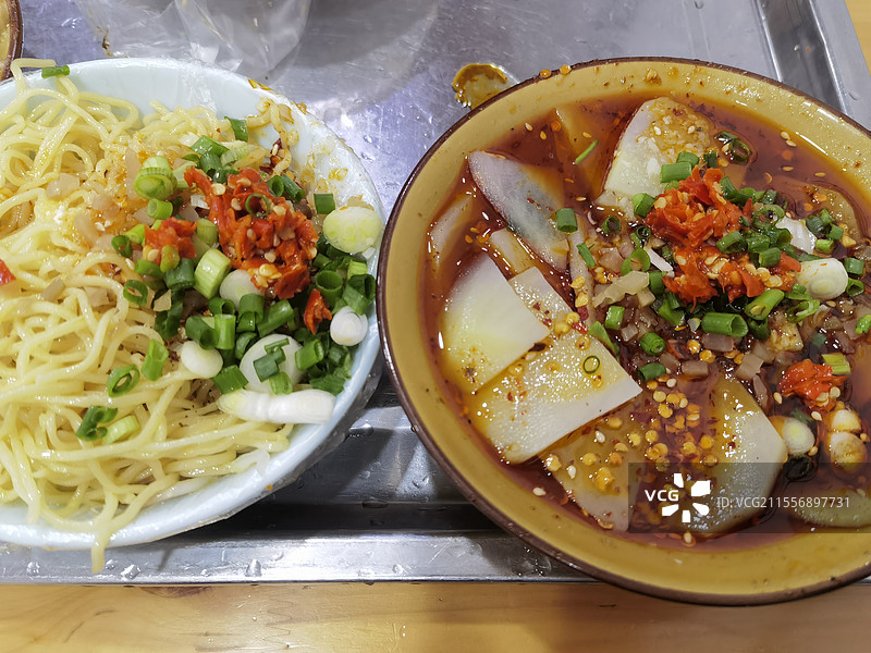 威远黄胖娃凉面与麻辣土豆片图片素材