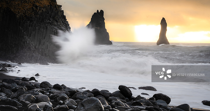 冰岛黑沙滩：玄武岩柱间的咆哮浪涛与永恒奇观 冰岛图片素材