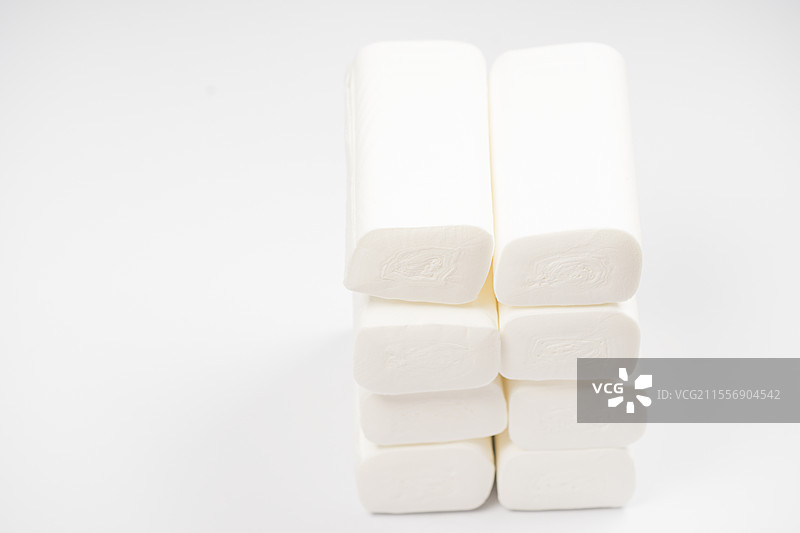 干净的白色卫生纸卷图片素材