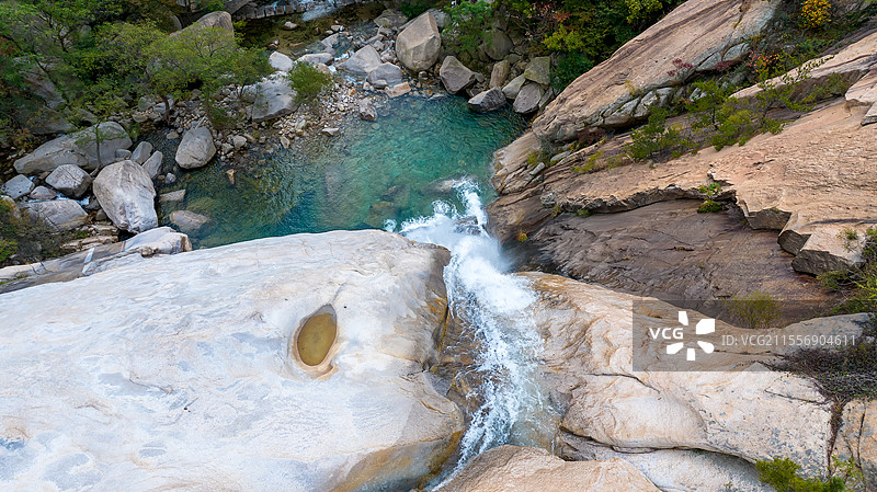 俯拍青岛崂山八水河龙潭瀑布图片素材