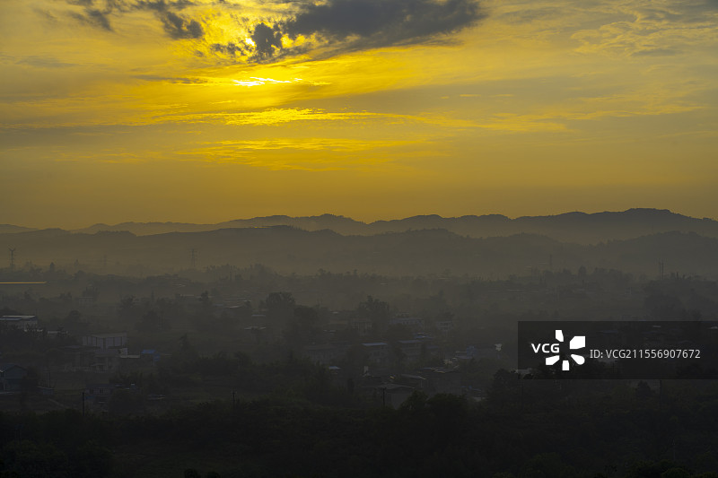 隆昌市古宇湖山地风光和云峰关的朝霞图片素材