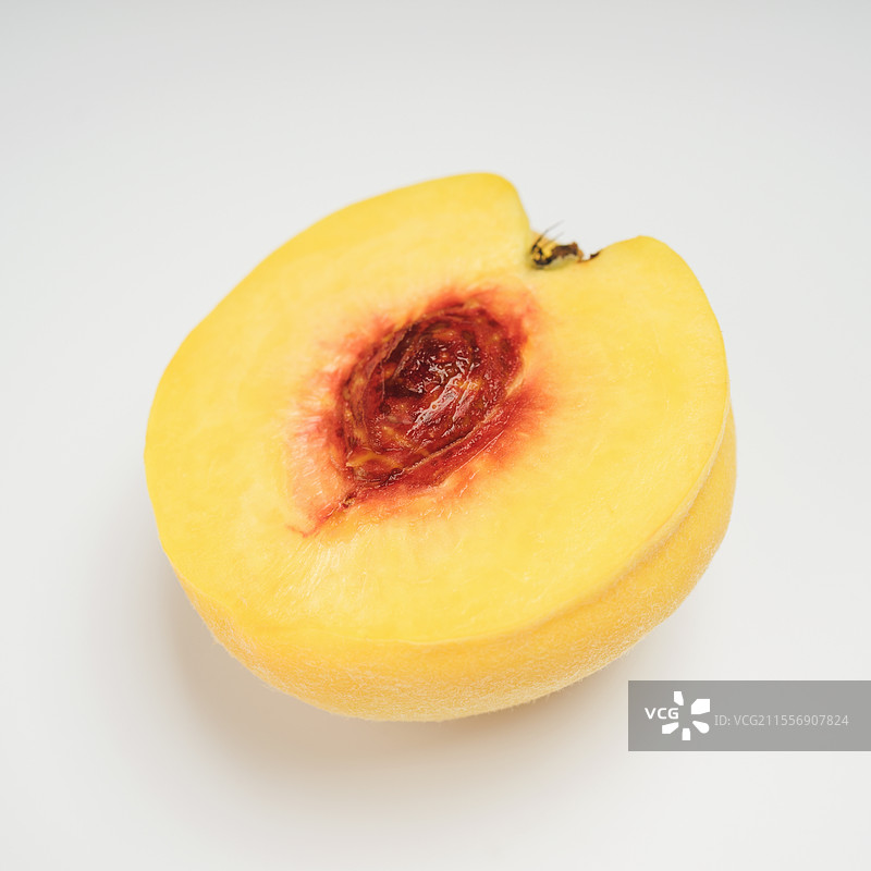 半个黄桃图片素材