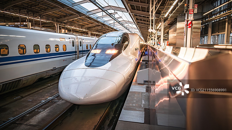 新大阪站待发的新干线700系图片素材