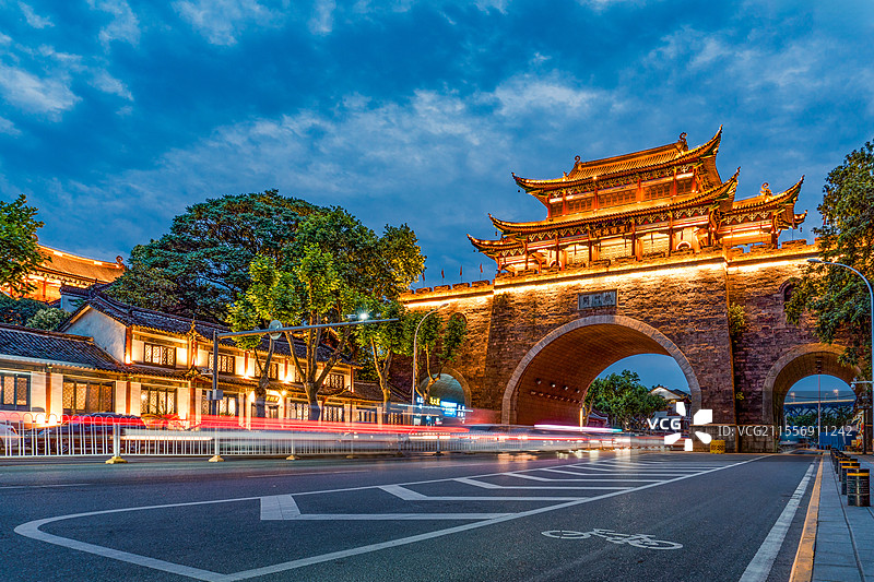 武汉市铁门关，古城楼夜景，灯光辉映的中式城楼与街道车流光影景观图片素材
