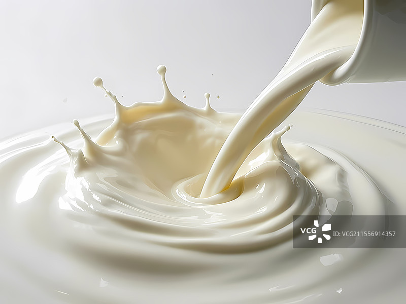捕捉牛奶倾倒时飞溅的瞬间图片素材