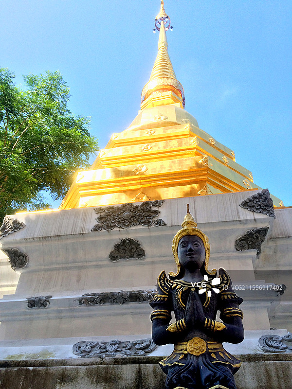 清迈寺庙的金塔和佛像雕塑图片素材