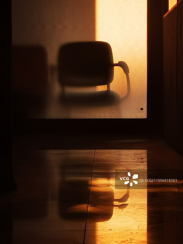 椅子的倒影图片素材