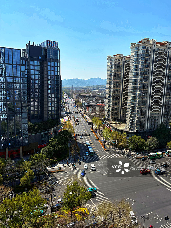 春日里的浙江杭州西湖边十字路口俯拍图片素材